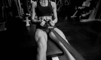 femme faisant une séance d'entraînement à la salle de fitness. photo