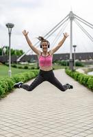 femme sportive sautant de joie jusqu'à l'exercice. photo