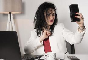 belle femme d'affaires assise dans son bureau et parlant au téléphone portable. notion d'entreprise photo