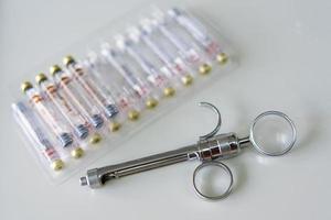 ensemble d'outils de dentiste. anesthésiques photo