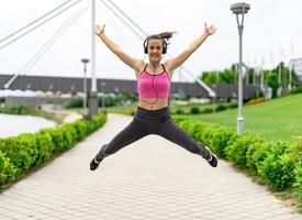 femme sportive sautant de joie jusqu'à l'exercice. photo