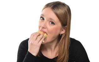 portrait d'une belle jeune fille drôle mangeant un hamburger photo