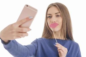 beauté drôle adolescente faisant selfie avec son téléphone portable photo