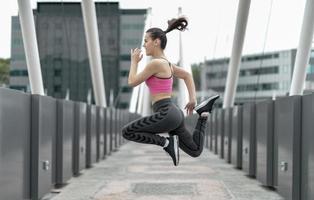 femme sportive sautant de joie jusqu'à l'exercice. photo