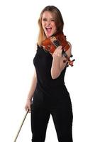 belle fille blonde naturelle tenant et jouant du violon. photo