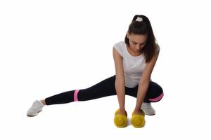 femme déterminée à perdre du poids et à faire de l'exercice avec des haltères photo