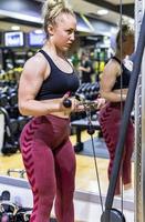 femme faisant une séance d'entraînement à la salle de fitness. photo