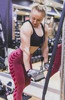 femme faisant une séance d'entraînement à la salle de fitness. photo