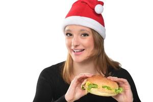 portrait d'une belle jeune fille drôle mangeant un hamburger. photo