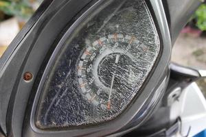 cilegon, banten, indonésie - 20 novembre 2020 gros plan du verre de couverture de compteur de vitesse cassé sur une moto honda photo