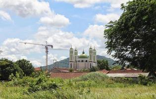 serang, banten, indonésie novembre 2022. musholla nurul iman, kp. larangan, harjatani - kramatwatu à distance, avec gunung pinang en arrière-plan. photo