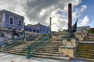 la place des cinq siècles honore le 500e anniversaire du premier voyage de colomb vers les amériques. photo