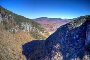 vue panoramique sur le feuillage de la fin de l'automne à smugglers notch, vermont. photo