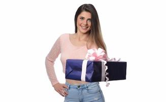 belle femme heureuse tenant des coffrets cadeaux photo