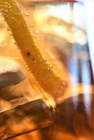 verre de jus rafraîchissant au bar. cocktail d'agrumes sur glace, détails du cocktail d'orange photo
