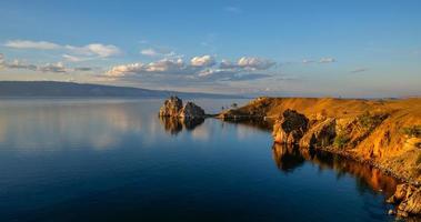 shaman rock au coucher du soleil, île d'olkhon, lac baïkal, russie photo