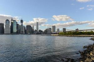 vue sur les toits de manhattan depuis brooklyn, new york. photo