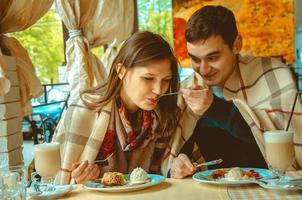 couple amoureux s'amusant à un rendez-vous photo