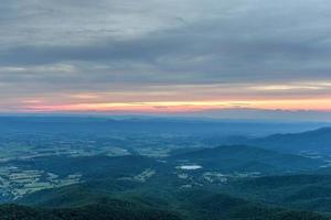 coucher de soleil le long de la vallée de shenandoah et des montagnes de la crête bleue du parc national de shenandoah, virginie photo