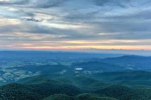 coucher de soleil le long de la vallée de shenandoah et des montagnes de la crête bleue du parc national de shenandoah, virginie photo