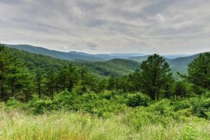 vue sur la vallée de shenandoah et les montagnes de la crête bleue du parc national de shenandoah, virginie photo