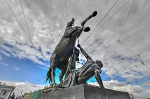 sculpture de dompteur de chevaux du 19e siècle sur le pont anitchkov à st. attraction de pétersbourg, russie. photo