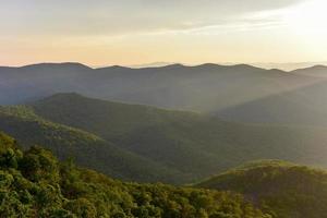 vue sur la vallée de shenandoah et les montagnes de la crête bleue du parc national de shenandoah, virginie photo