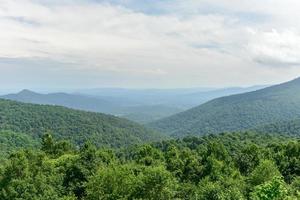 vue sur la vallée de shenandoah et les montagnes de la crête bleue du parc national de shenandoah, virginie photo