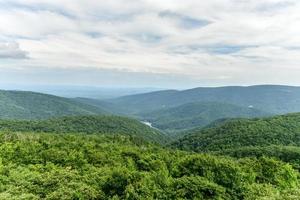 vue sur la vallée de shenandoah et les montagnes de la crête bleue du parc national de shenandoah, virginie photo