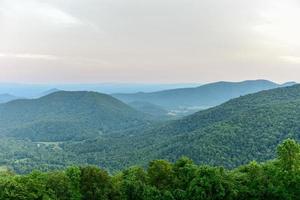 vue sur la vallée de shenandoah et les montagnes de la crête bleue du parc national de shenandoah, virginie photo