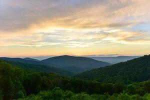 coucher de soleil le long de la vallée de shenandoah et des montagnes de la crête bleue du parc national de shenandoah, virginie photo