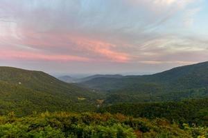 coucher de soleil le long de la vallée de shenandoah et des montagnes de la crête bleue du parc national de shenandoah, virginie photo