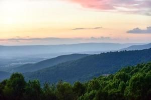 coucher de soleil le long de la vallée de shenandoah et des montagnes de la crête bleue du parc national de shenandoah, virginie photo