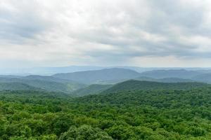 vue sur la vallée de shenandoah et les montagnes de la crête bleue du parc national de shenandoah, virginie photo