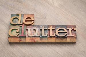 Declutter - mot abstrait en typographie bois type photo