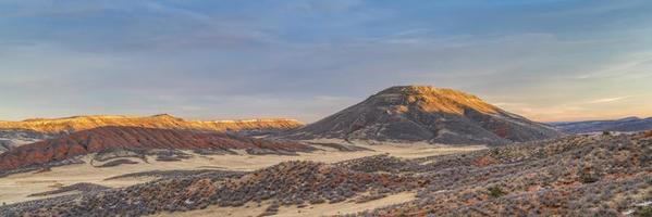 coucher de soleil de novembre sur l'espace ouvert de la montagne rouge photo