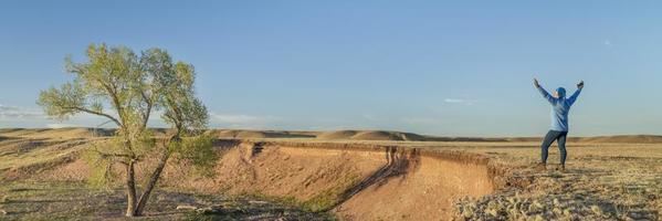 Prairie dans le nord du Colorado avec une figure masculine solitaire photo