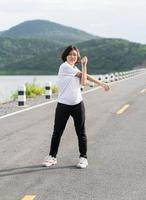 femme cheveux courts faisant de l'exercice en plein air photo