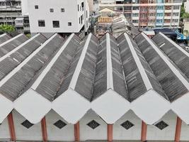 vue sur les toits des bâtiments de la ville en thaïlande photo