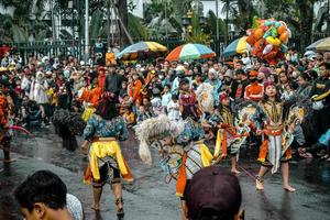 la ville de malang accueille un festival des arts culturels locaux, jaranan malang raya 2022. photo