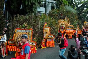 la ville de malang accueille un festival des arts culturels locaux, jaranan malang raya 2022. photo