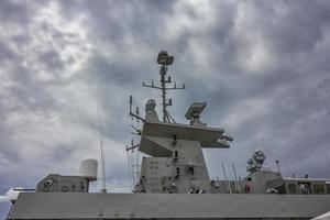 une partie du navire de la marine militaire. paysage de mer militaire avec ciel nuageux photo