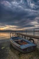 beauté tranquille coucher de soleil sur le port avec un bateau. vue verticale photo