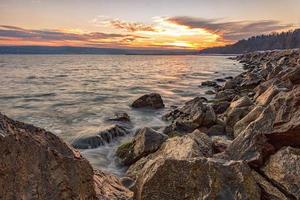 coucher de soleil passionnant. côte rocheuse de la mer de beauté avec le flou de mouvement des vagues. varna, bulgarie photo