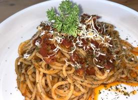 délicieux spaghetti bolognaise, pâtes à la viande, thon, sauce tomate et légumes photo