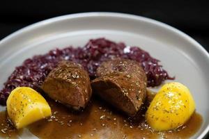 dîner de noël magret de canard frit au chou rouge photo