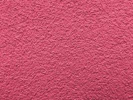 surface texturée du mur. viva magenta, couleur pantone de l'année 2023 photo