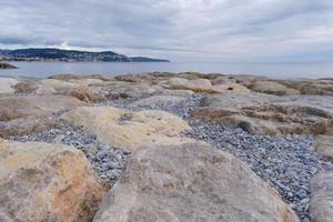 rochers et la mer le soir, plage, mer et ciel. photo