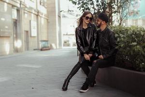 couple glamour est assis dans la rue photo
