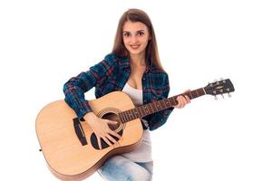 femme brune avec une guitare dans les mains photo